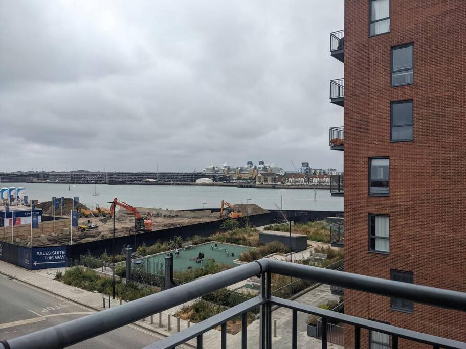 Homely 2 Bed Duplex With A River View Southampton Exterior photo